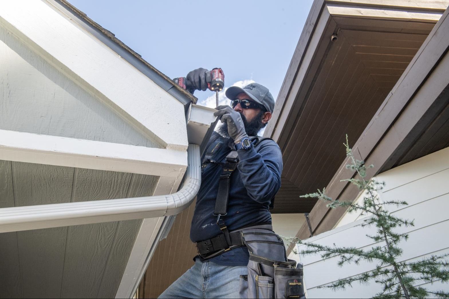 Fastening the downspout outlet at the corner of the roofline